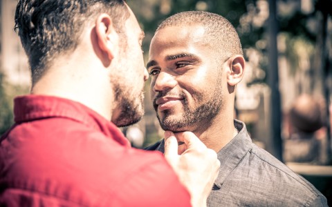 Twee mannen kijken verliefd naar elkaar