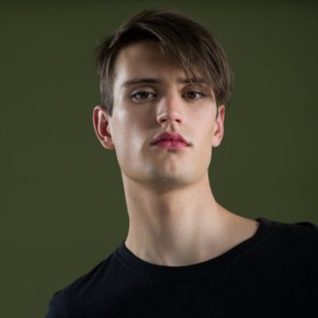 Stefan heeft als zijn travestie-alter ego seks met getrouwde heteromannen