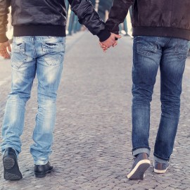 stel loopt hand in hand