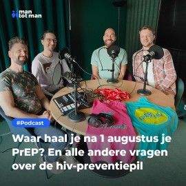 Vier mannen aan een tafel met microfoons