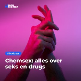 Twee handen verstrengeld. Tekst: #podcast Chemsex: alles over seks en drugs