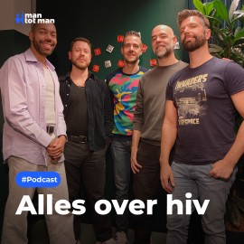 Vijf mannen staan voor een groene muur. Tekst: #Podcast Alles over hiv