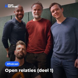 4 mannen poseren. Tekst #podcast open relaties (deel 1)